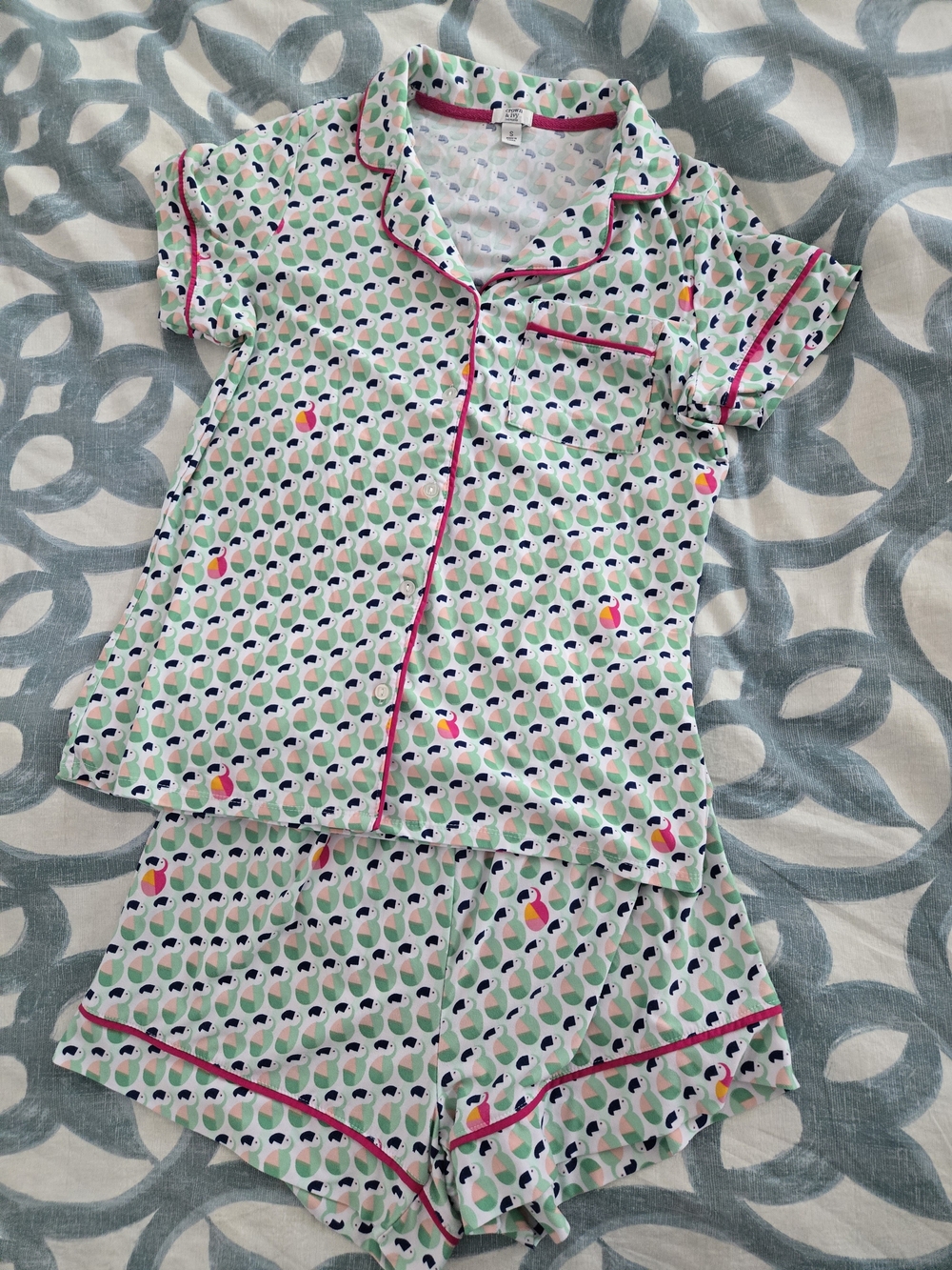 Crown & Ivy Women's Short Pajama Set in Parrot Print